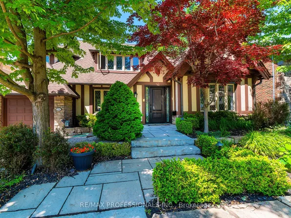 376 Prince Edward Dr N, Toronto, ON M8X 2L7