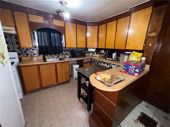 4th image of 557 Maple St