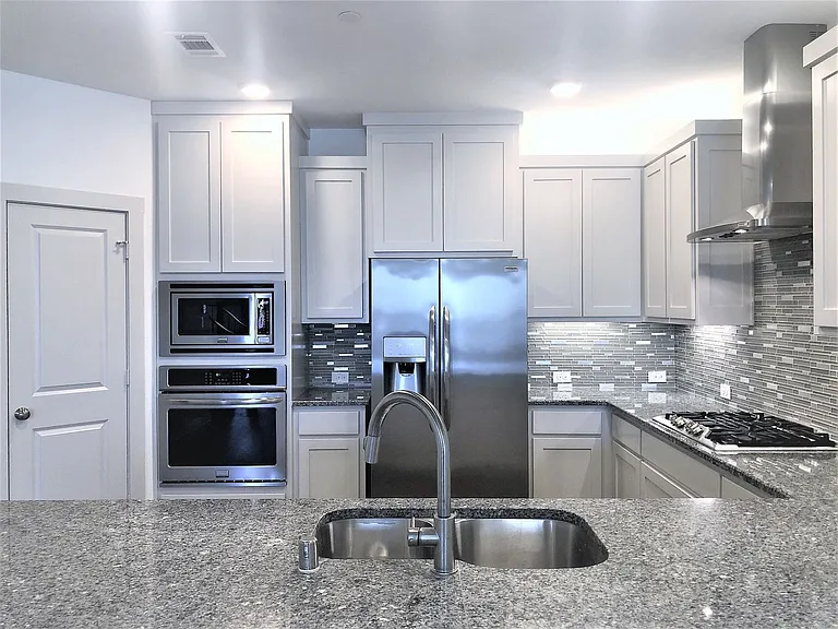 422 Bonfield Dr — Photo 4