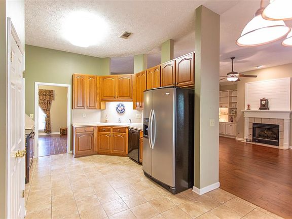 5th image of 555 Pinetree Ln