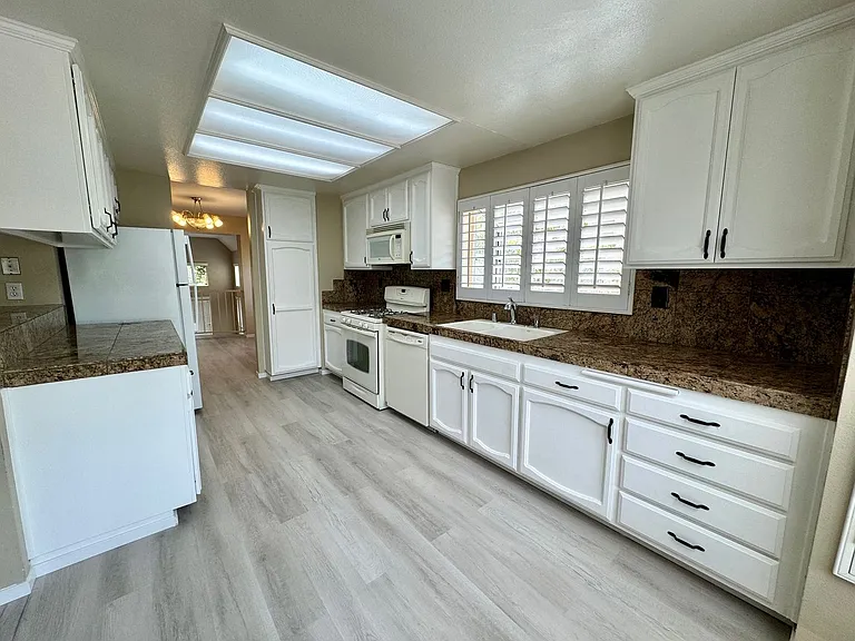 694 Warwick Ave — Photo 5