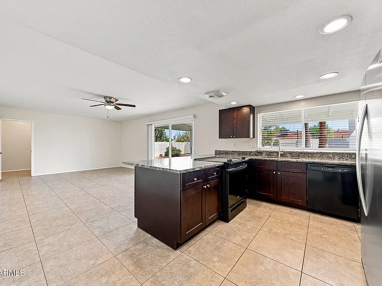 212 E Eugie Ave — Photo 4