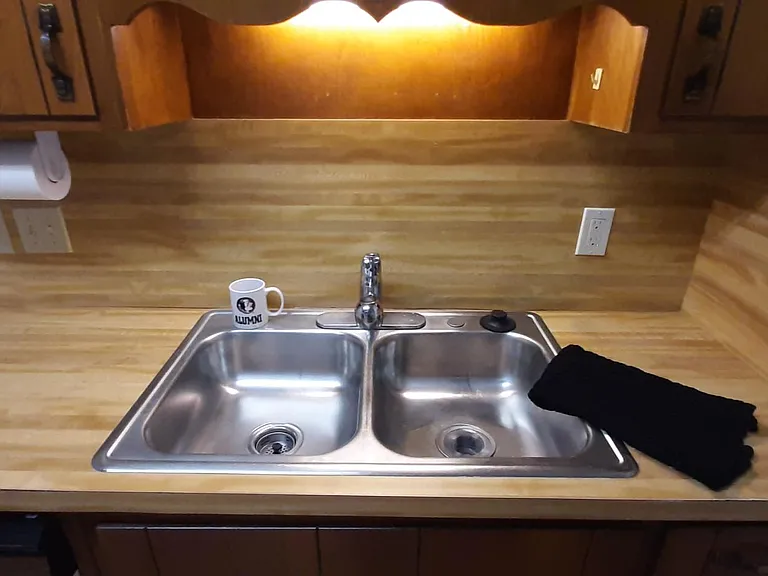 kitchen sink w/ pull down faucet & garbage disposal