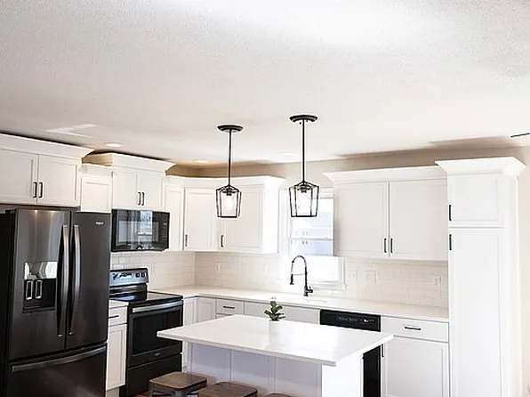 908 7th Ave SE, Cascade, IA 52033