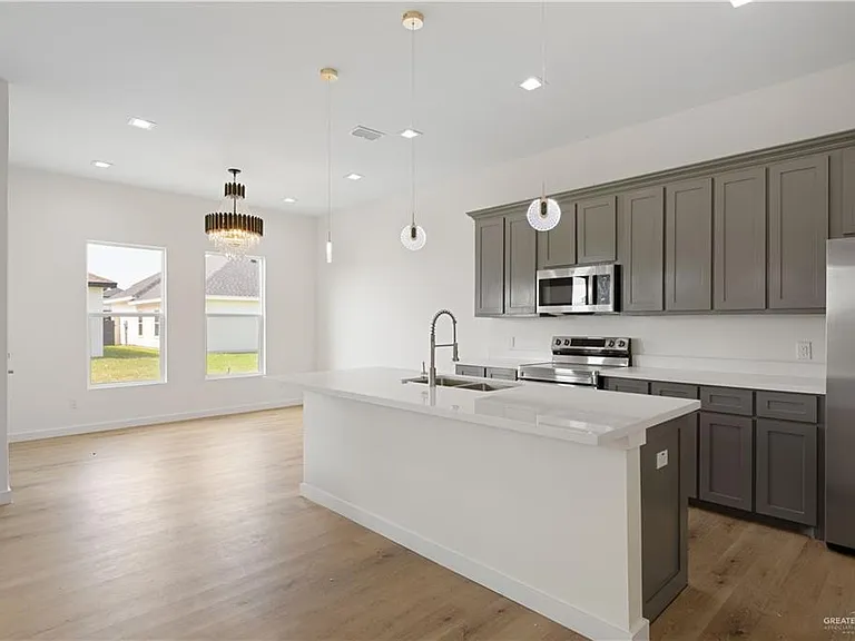 909 N Brushfield Ave — Photo 5