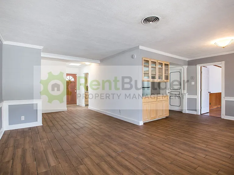 8304 Dellwood Rd NE — Photo 4
