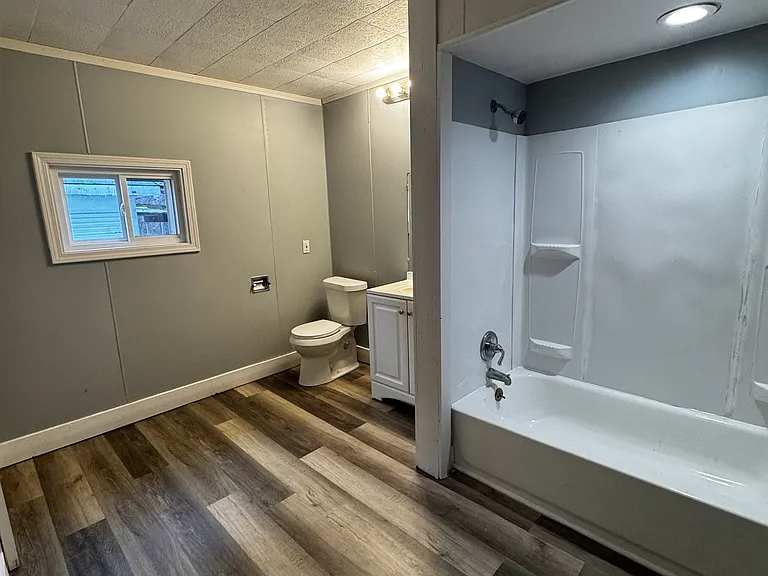 599 Rhodes Ave — Photo 9