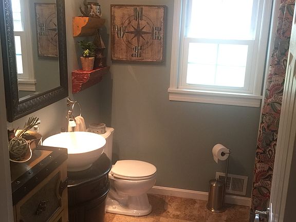 1/2 bath w/1st floor laundry