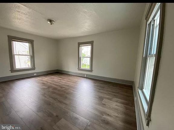 3rd image of 150 Chestnut St APT B