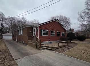 911 Brown Ave, Galesburg, IL 61401