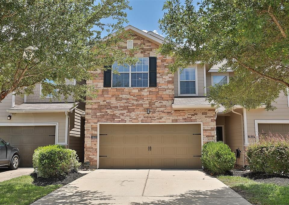 CHARMING THREE BEDROOM TOWNHOME WITH NO BACKYARD NEIGHBORS