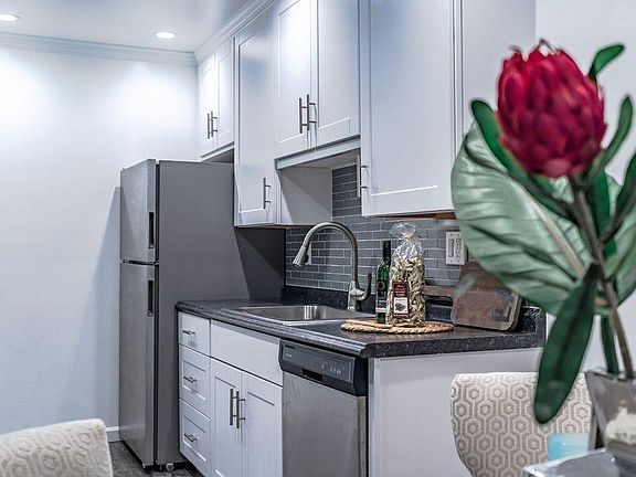 5th image of 1030 Magnolia Ave #13