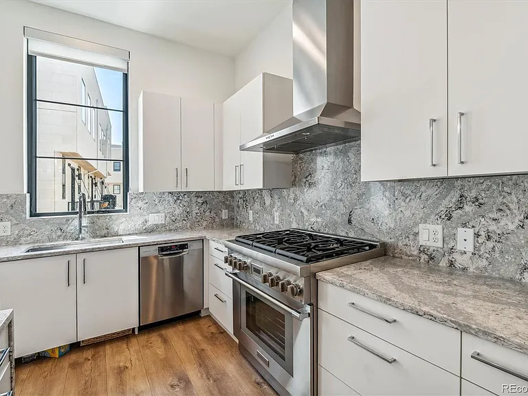 4294 E 8th Pl — Photo 8