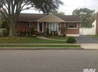 56 Hampshire Dr, Farmingdale, NY 11735