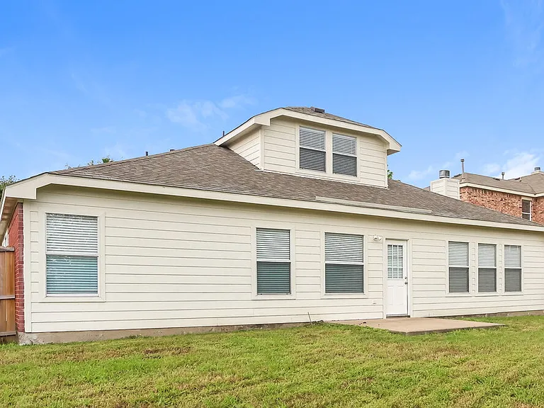 1203 Hampton Dr — Photo 17