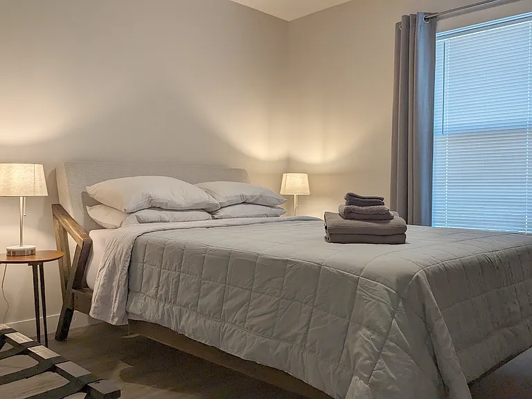 Bedroom 1 - Queen Bed