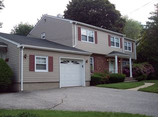 460 Queen Anne Rd, Teaneck, NJ 07666