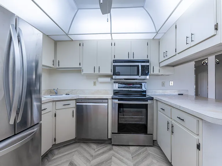 2300 Aaron St #114 — Photo 12