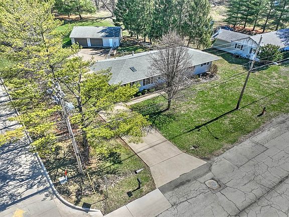 4th image of 2420 N Summit Ave