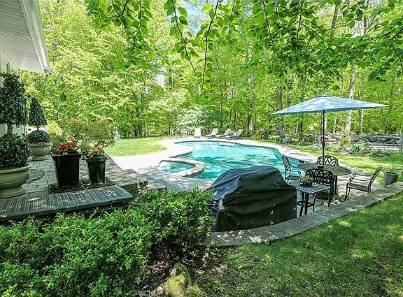 5th image of 12 Braddock Ct