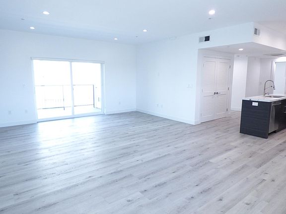 5th image of 947 Wilcox Ave #301