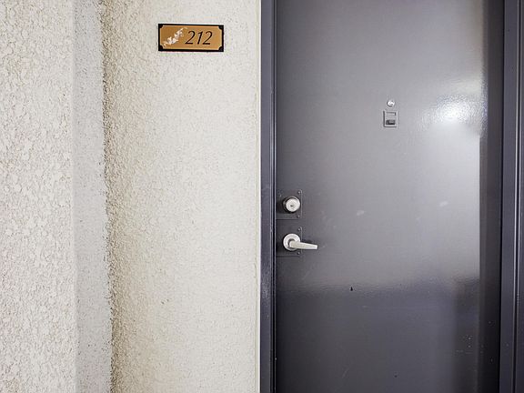 4th image of 5530 Owensmouth Ave APT 212