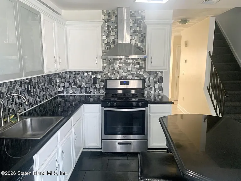 17 Mersereau Ave — Photo 7