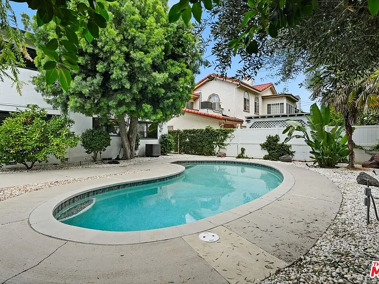 6558 Lasaine Ave — Photo 40