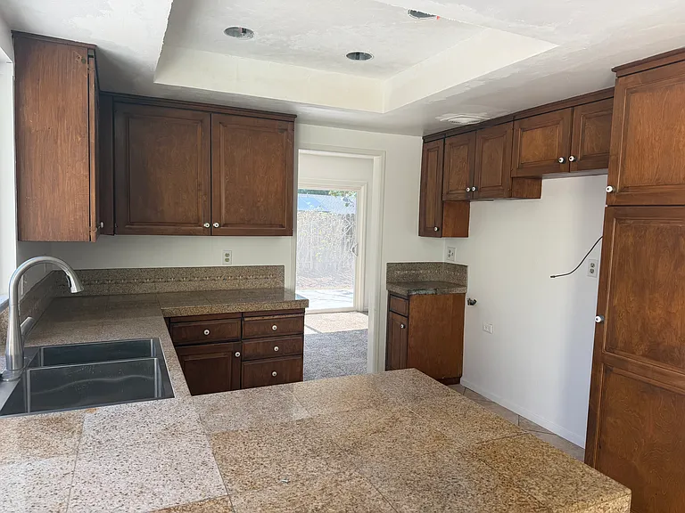 3385 Valencia Hill Dr — Photo 4