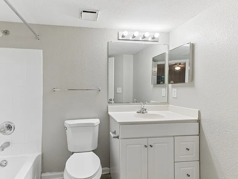 Willow Creek Apartments — Photo 19