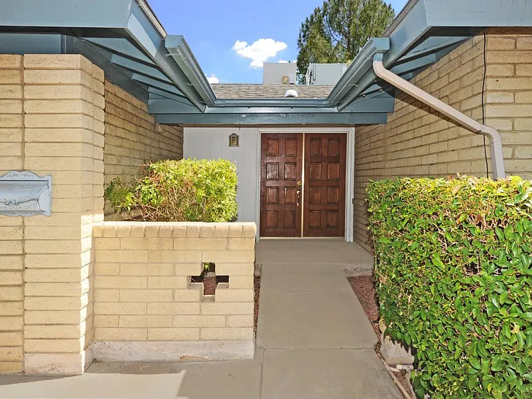 2405 E Huntington Dr — Photo 6