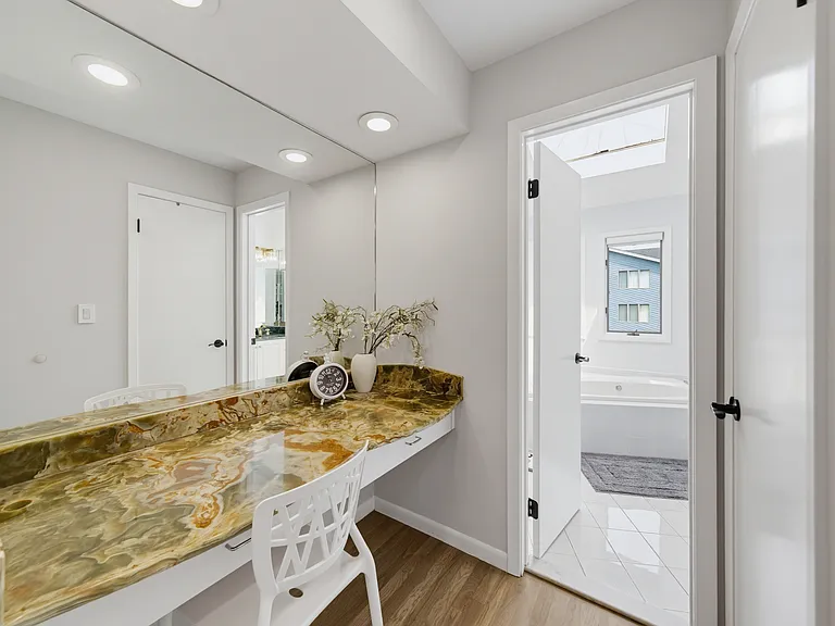 MAKE UP ZONE BEFORE BATHROOM