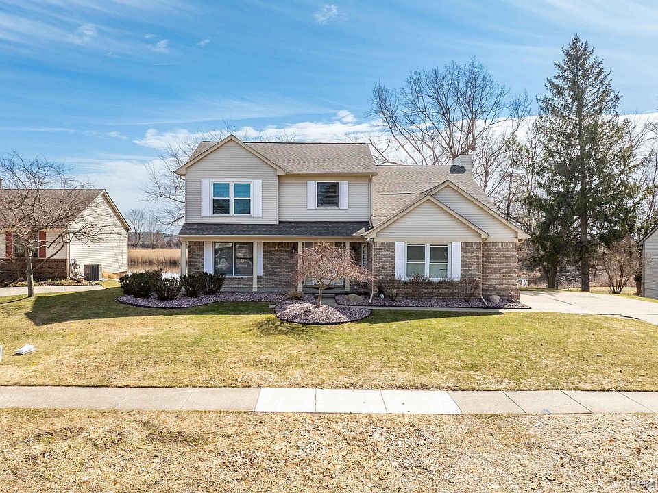 1st image of 425 Lakes Edge Dr