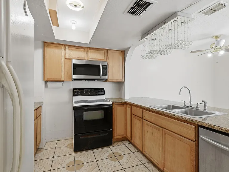 12449 Sharpview Dr #2449 — Photo 10