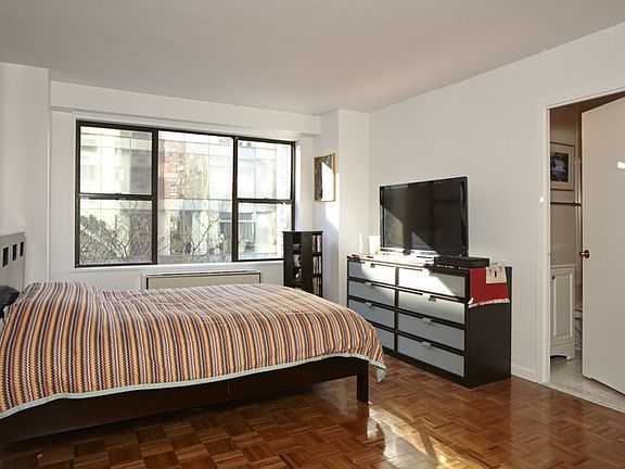 4th image of 1065 Park Ave #4B