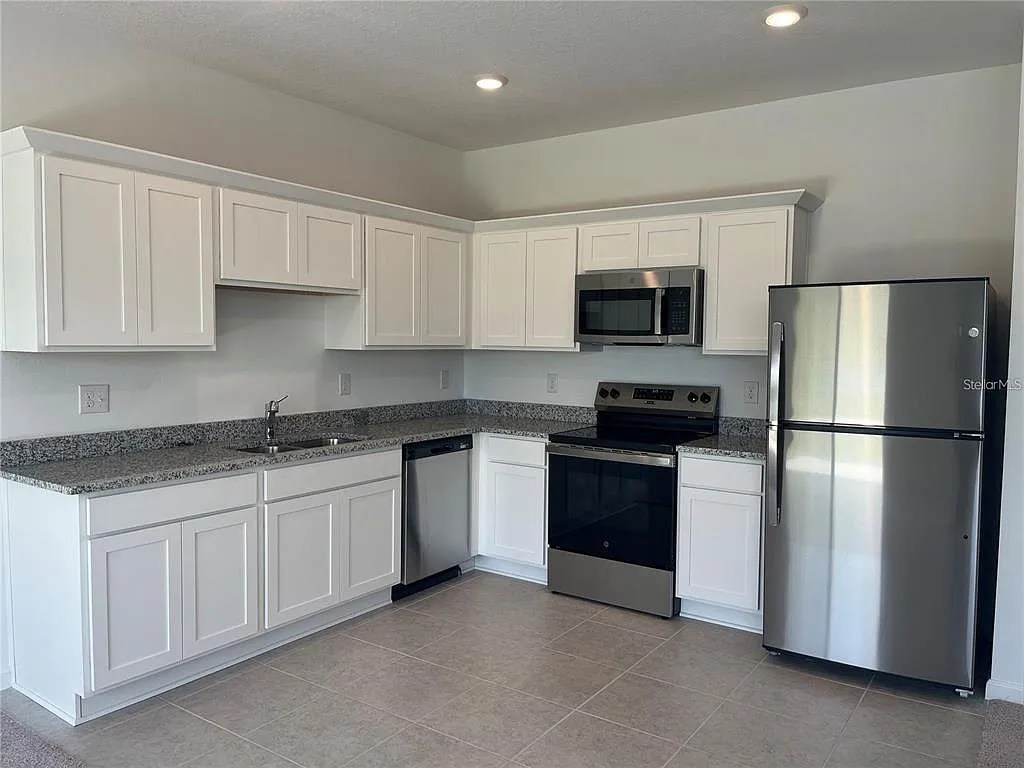 3 bed, 2.5 bath, 1766 sqft, $1,825 — Photo 3