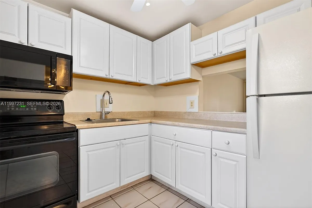 Building Photo - 5801 NW 62nd Ave #106