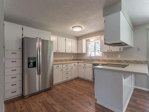 Kitchen with lots of stoarage