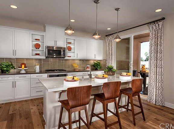 Bright open floor plan w functional islan