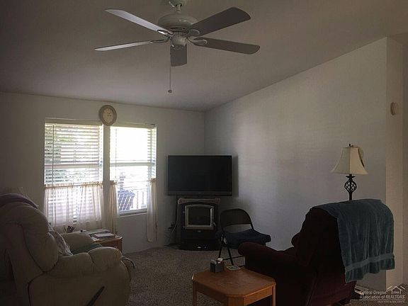 4th image of 847 NE Shoshone Dr
