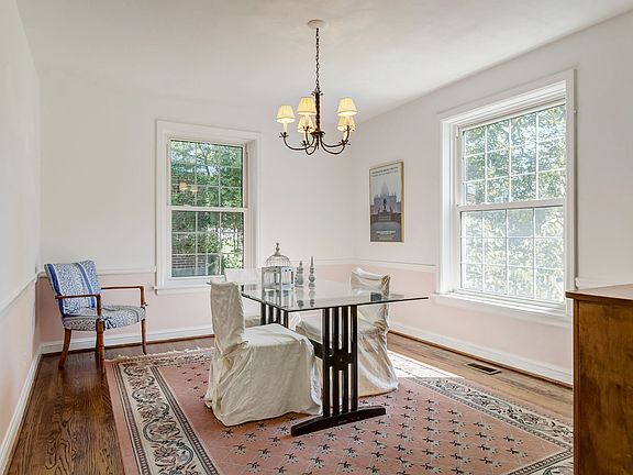 5th image of 829 Warder Ave