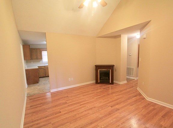 3rd image of 205 Lakeview Dr