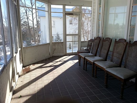 Front Enclosed Pourch