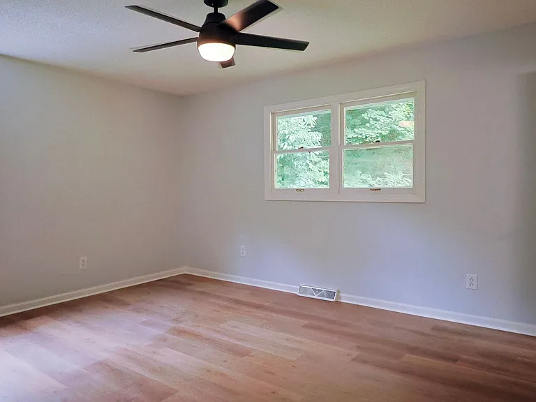 205 Tamassee Dr — Photo 10