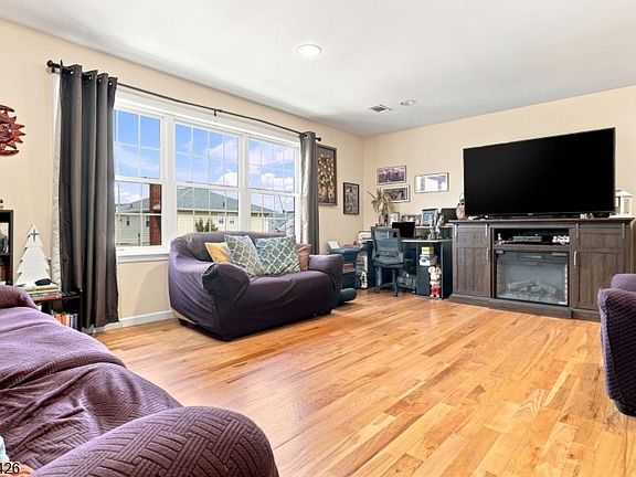 3rd image of 372 Nelson Ave