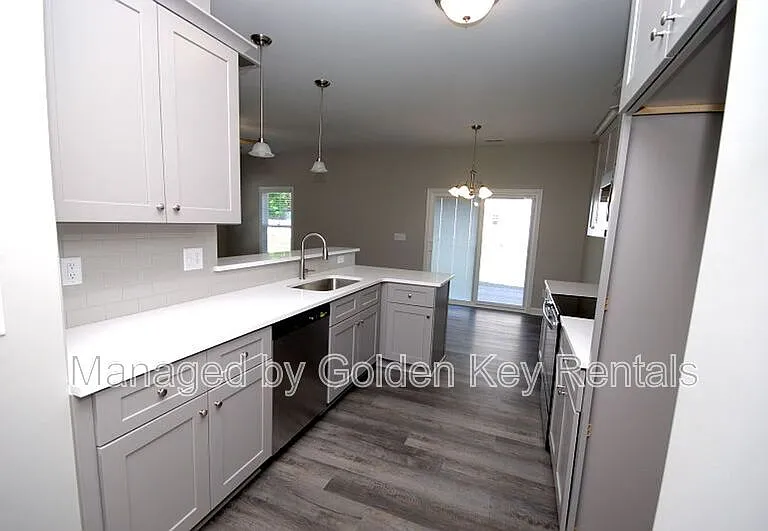 506 W 1st St — Photo 5
