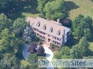 1 Lakeview Dr, Newtown, PA 18940