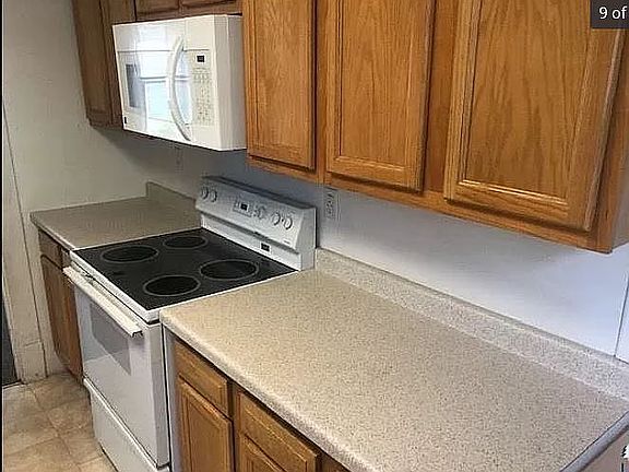Kitchen - stove/microwave