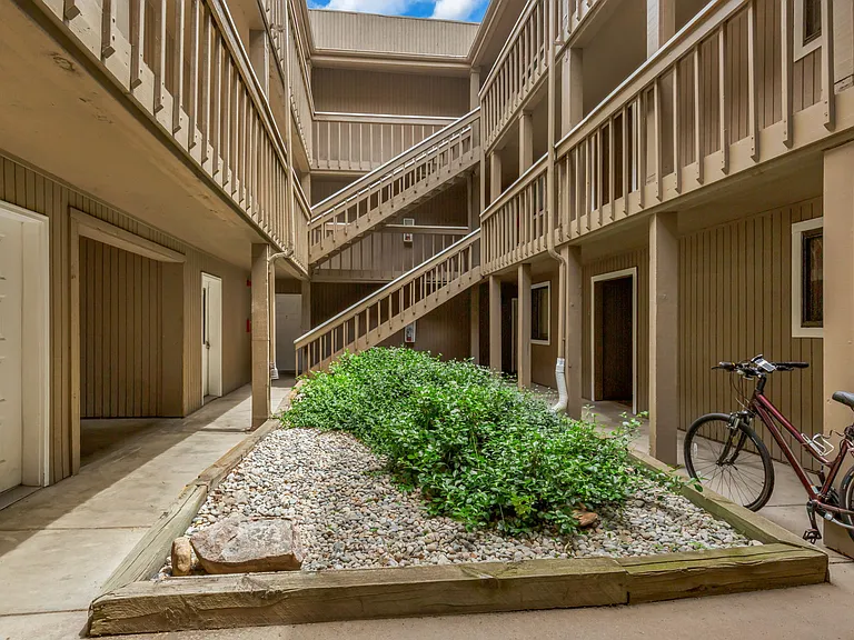 Spruce Street Apartments — Photo 7