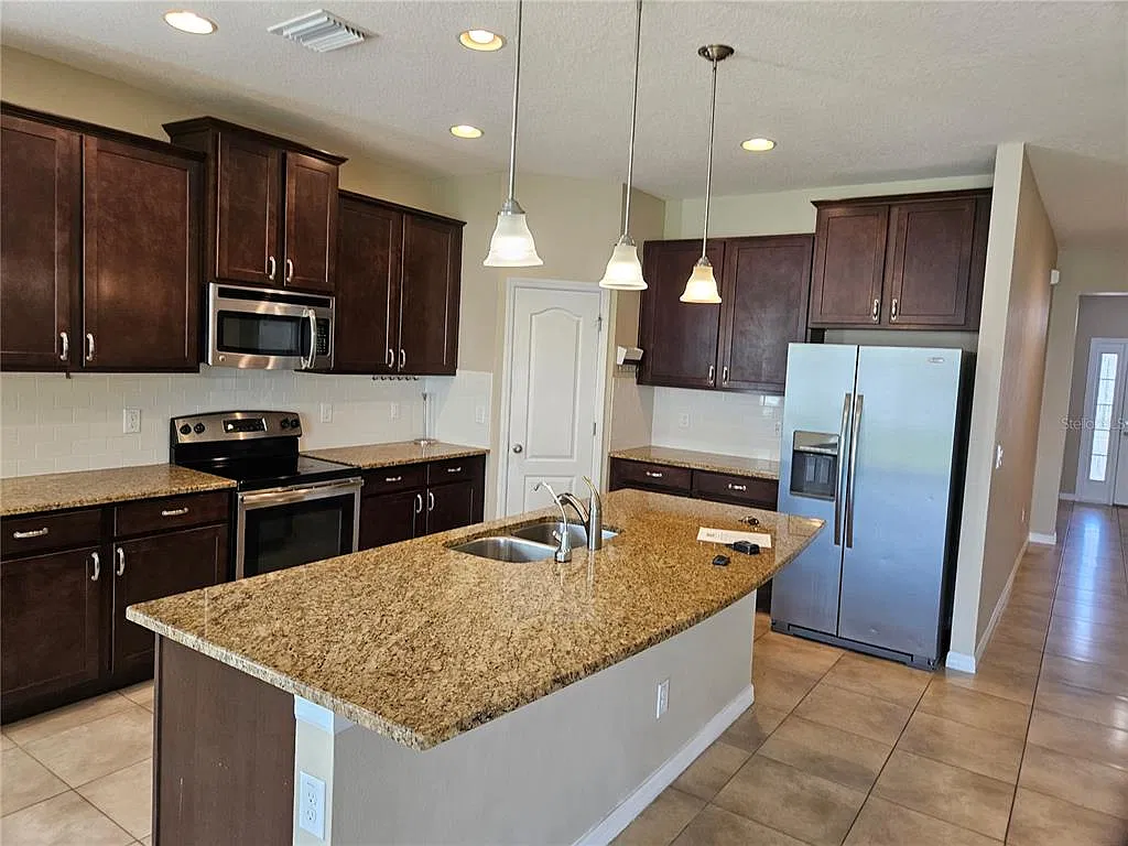4 bed, 2.5 bath, 2058 sqft, $2,295 — Photo 2